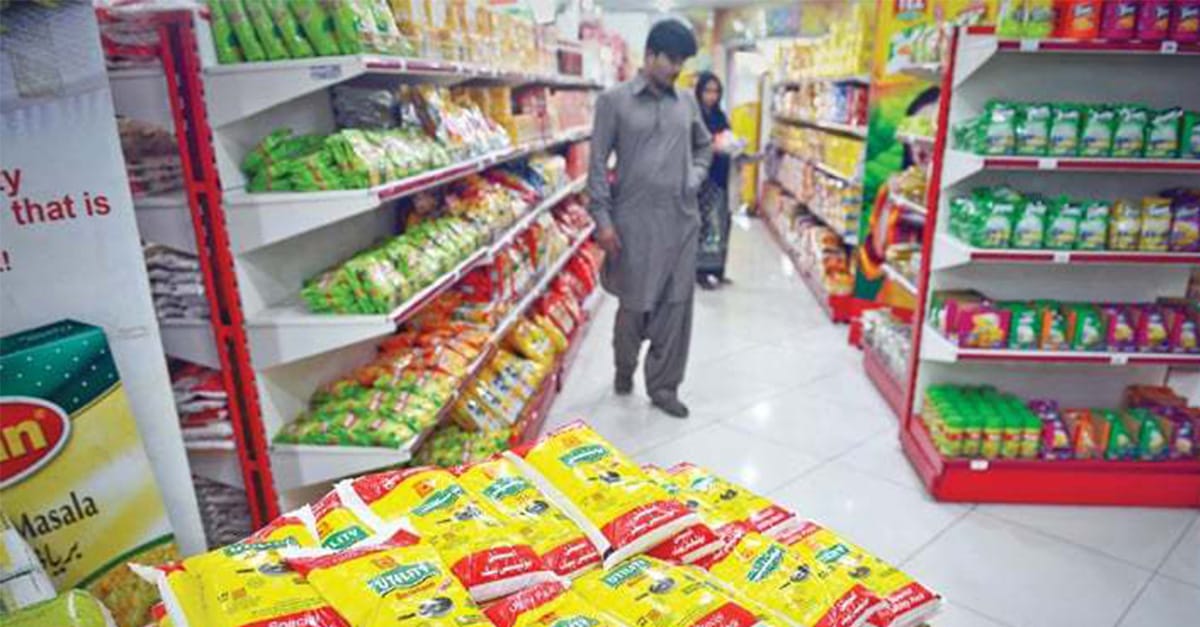 ربوہ میں سرکاری یوٹیلٹی سٹور کا کیشئر بدماشوں سے کم نہیں