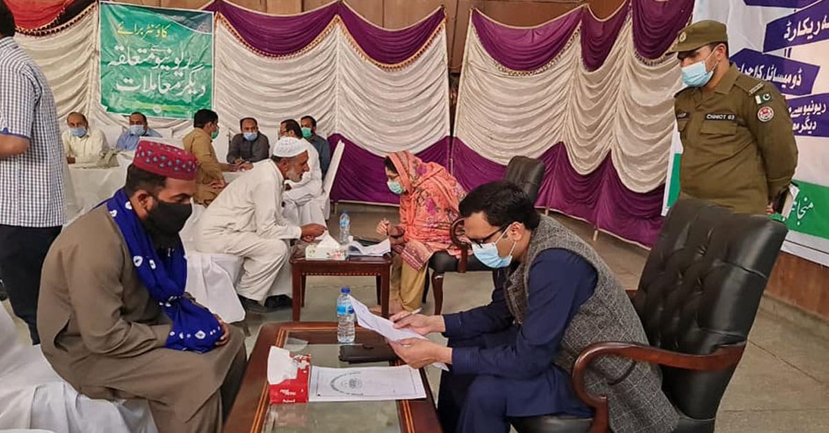 حکومت پنجاب کی خصوصی ہدایت پر ڈپٹی کمشنر محمد ریاض نے میونسپل کارپوریشن ہال چنیوٹ میں ریونیو عوامی خدمت کچہری کا انعقاد کیا