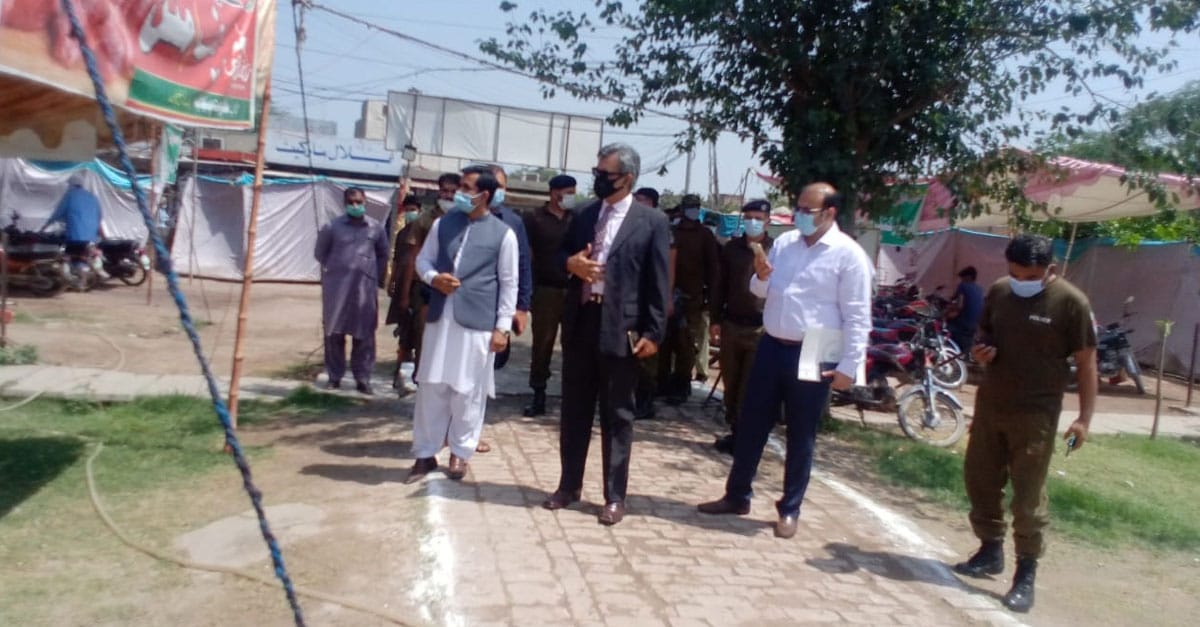 ڈویژنل کمشنر فیصل آباد نے ربوہ ویکسینیشن سینٹر اور رمضان بازار کا دورہ کیا