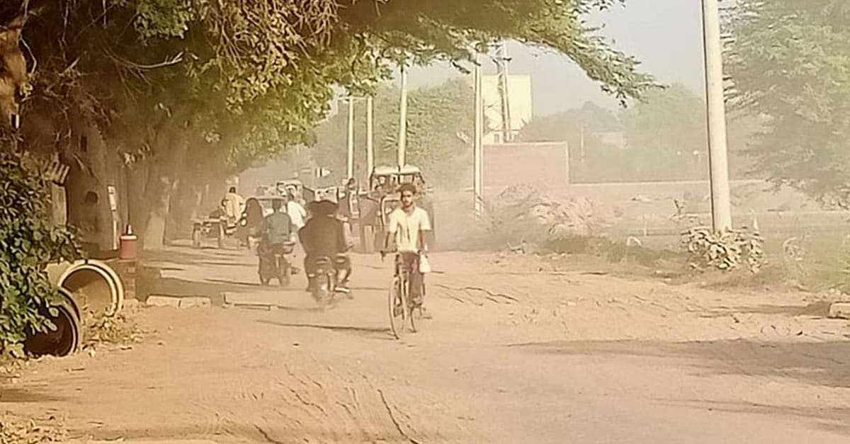 ساہیوال روڈ سے گزرنے والی مٹی ٹرالیوں نے شہریوں کا جینا محال کردیا