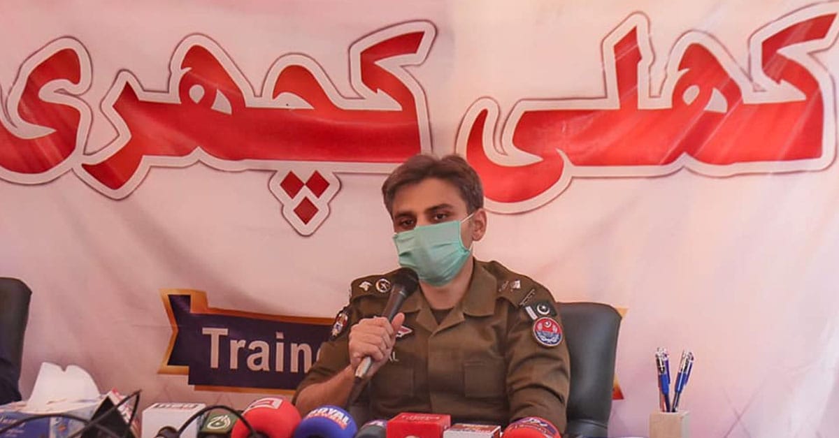 لوگوں کے مسائل سننے کے لیے ڈی پی او چنیوٹ کی تھانہ لالیاں میں کھلی کچہری