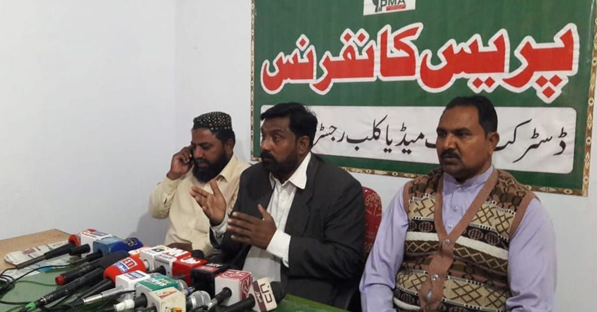 ہائی ایس ویگن ورکرز ایسوسی ایشن پنجاب کے صدرو ڈویثرنل صدر نیشنل لیبر فنڈریشن میاں اعجاز حسین کاچنیوٹ میں پریس کانفرنس سے خطاب