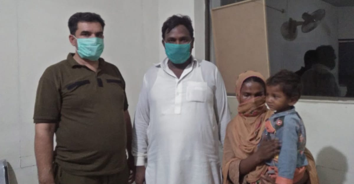 چنیوٹ پولیس نے گمشدہ بچے کو والدین سے ملا دیا