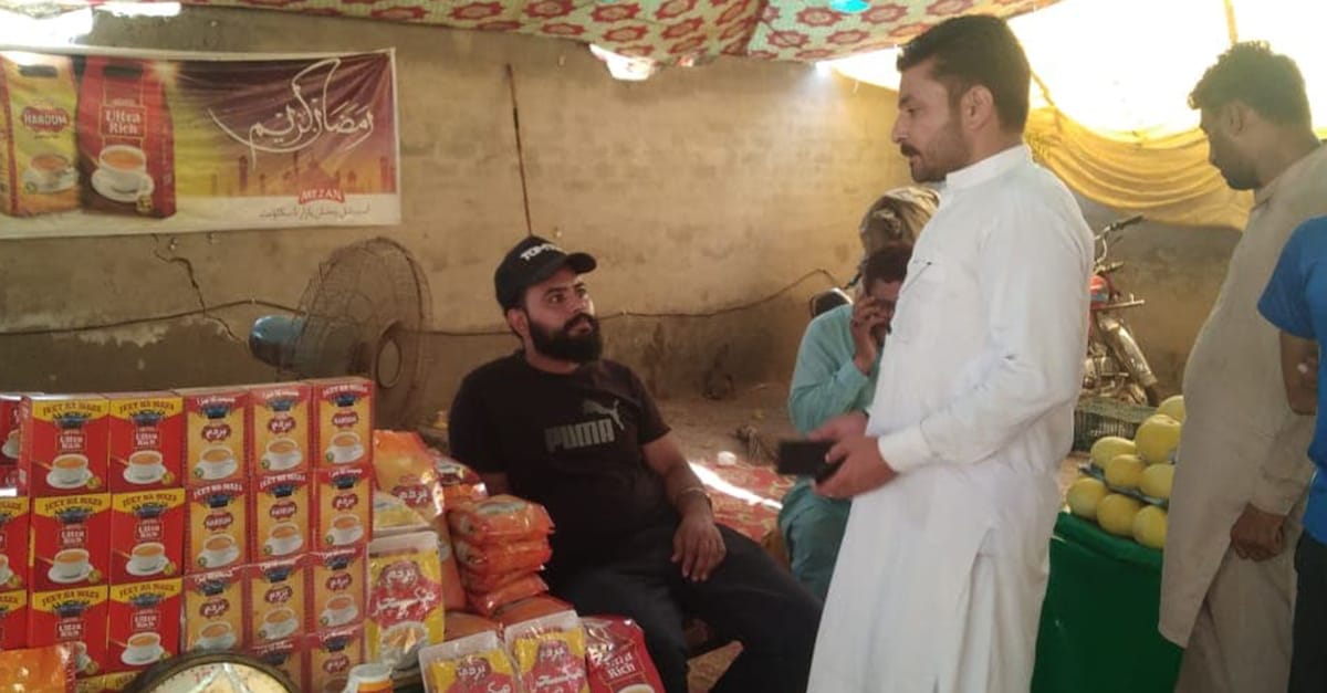 پی ٹی آئی سٹی صدر چناب نگر عبدل خان ماما خیل کا رمضان بازار کا دورہ