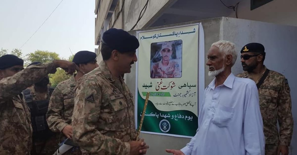 یوم دفاع  کے موقعہ پر پاکستانی فوج کا شہید احمدی فوجی کے گھر جا کار خراج تحسین