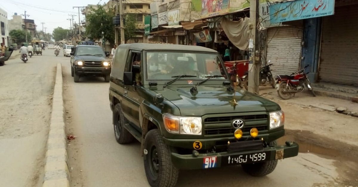 چناب نگر میں پاک فوج کے افسران اور ایلیٹ فورس کے جوانوں کا فلیگ مارچ