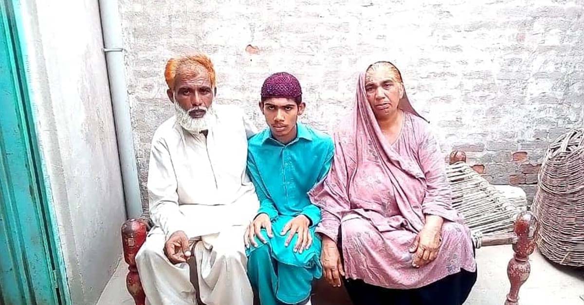 چنیوٹ: کینسر کے مرض میں مبتلا بچے کے والدین نے وزیر اعظم عمران خان سے علاج کی اپیل کردی