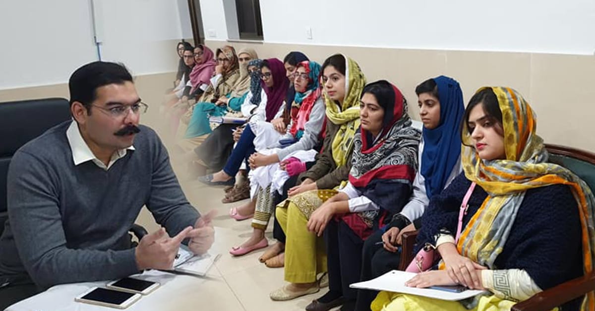 تمام ڈاکٹرز اپنی کارکردگی کو بہتر بنائیں،آپ محنت کریں گے تب ہی ضلع رینکنگ میں اوپر آئے گا:ڈی سی چنیوٹ