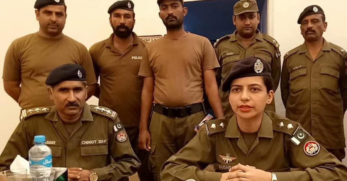 100کلو افیون،47کلو چرس برآمد،1ملزم گرفتار،اے ایس پی چناب نگرمیڈم بشریٰ جمیل کی پریس کانفرنس