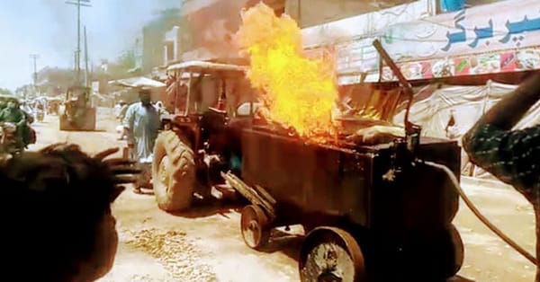 ربوہ بازار میں روڈ کی مرمت کرتے ہوئے مزدور جھلس گیا