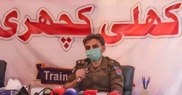 لوگوں کے مسائل سننے کے لیے ڈی پی او چنیوٹ کی تھانہ لالیاں میں کھلی کچہری