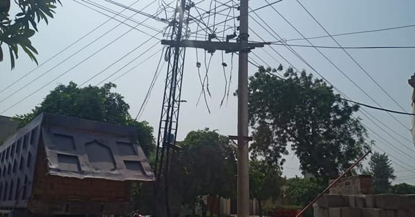 چناب نگرکے محلہ دارلرحمت میں بجلی کا ٹرانسفارمر ٹرک لگنے سے نیچے گر گیا، ڈرائیور فرار