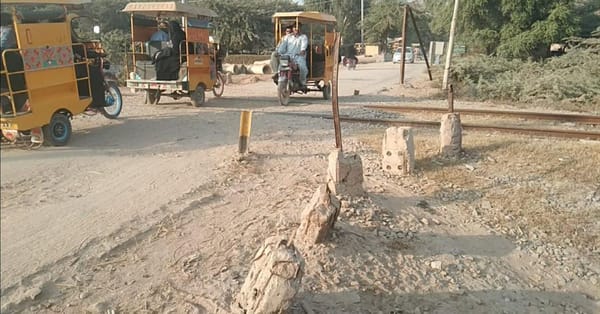 ربوہ کی ریلوےانتظامیہ ریلوے پھاٹک نہ لگواسکی، کئی حادثات ہوچکے متعدد قیمتی جانیں بھی گئیں۔