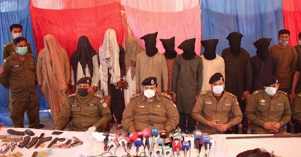 چنیوٹ پولیس نے خطرناک ڈکیت گینگ کے تیرہ ملزمان گرفتار کرلئے،ڈی ایس پی کی پریس کانفرنس