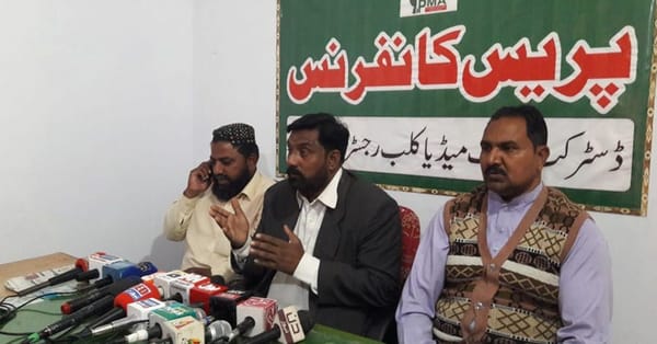 ہائی ایس ویگن ورکرز ایسوسی ایشن پنجاب کے صدرو ڈویثرنل صدر نیشنل لیبر فنڈریشن میاں اعجاز حسین کاچنیوٹ میں پریس کانفرنس سے خطاب