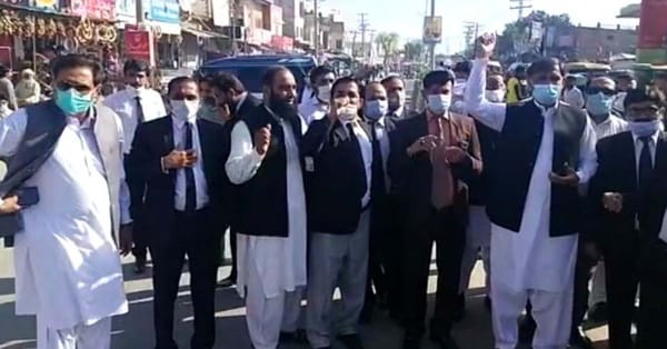 چنیوٹ ٹرانسفارمر دھماکے کا معاملہ شدت اختیار کرگیا، وکلاء کا احتجاج
