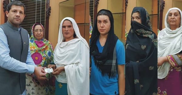 خواجہ سرائوں میں چنیوٹ ڈپٹی کمشنر کی طرف سے شناختی کارڈ تقسیم