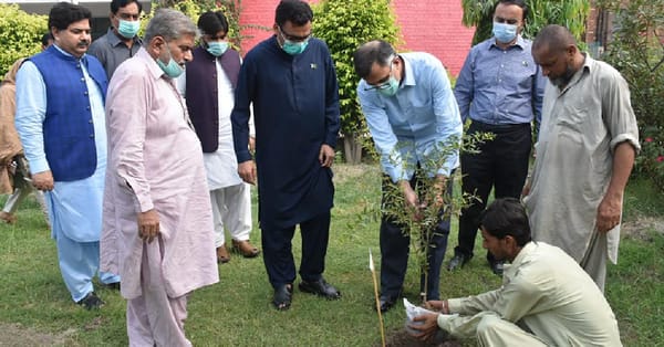 ڈویژنل کمشنر عشرت علی نے چنیوٹ کا دورہ کیا