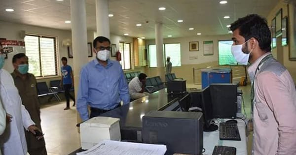 ڈپٹی کمشنر محمد ریاض کا چھٹی کے دن ڈی ایچ کیو ہسپتال کا سرپرائز وزٹ