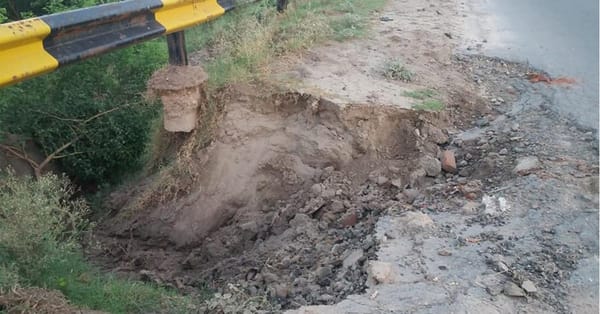 کلری سے بھوانہ اور دوست محمد لالی برج کو جانے والے سٹرک کے اطراف میں پڑے بڑے بڑے شگاف