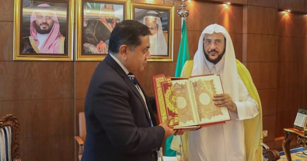 سعودی اسلامی امور کے وزیرکی برطانیہ کے احمدی سفیرلارڈ طارق احمد سے ملاقات،قرآن پاک کا تحفہ پیش کیا