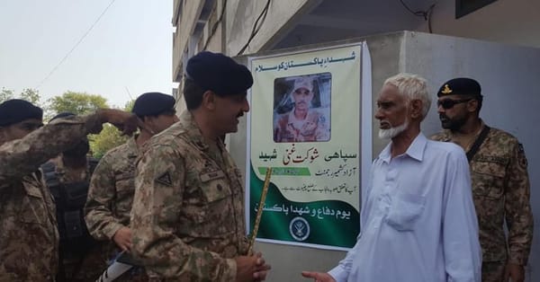 یوم دفاع  کے موقعہ پر پاکستانی فوج کا شہید احمدی فوجی کے گھر جا کار خراج تحسین