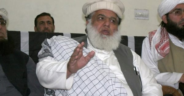 مولانا عطاء الرحمان کی طرف سے وزیراعظم عمران خان کیلئے غنڈہ، بدمعاش اور دہشتگرد' جیسے الفاظ، دھمکیاں جوتے کی نوک پر