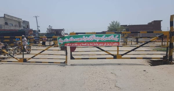 تنخواہ نہ ملنے پر ریلوے ملازمین نے چنیوٹ بائی پاس کومکمل بند کردیا،عوام کوشدید پریشانی کا سامنا