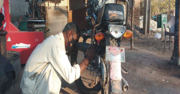 چنیوٹ کا نوجوان حبیب اللہ آنکھ سے دیکھ کر ٹیوب کا پنکچر ڈھونڈ لیتا ہے