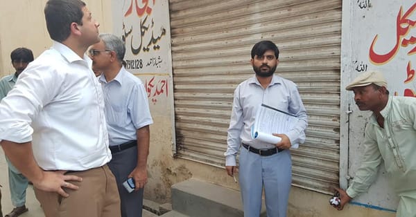 ڈی سی چنیوٹ رکشہ میں سوار ہوکر جعلی ڈاکٹروں اور میڈیکل سٹوروں کیخلاف کاروائی کرتے ہوئے