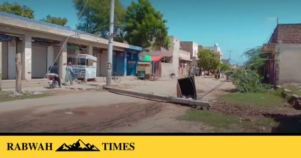 ربوہ: پولیس افسر کے نام والی ٹرالی سے بجلی کے پول زمین بوس، علاقہ تاریکی میں ڈوب گیا