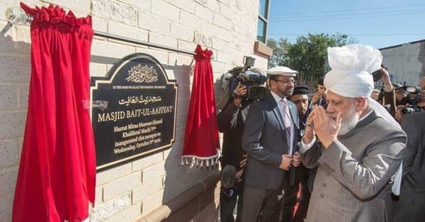 جماعت احمدیہ کے سربراہ مرزا مسرور احمد نے امریکہ میں 8.1 ملین لاگت سے تعمیر ہونے والی نئی مسجد بیت العافیت کا افتتاح کردیا