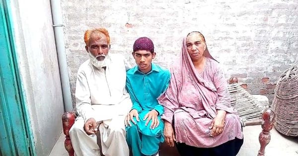 چنیوٹ: کینسر کے مرض میں مبتلا بچے کے والدین نے وزیر اعظم عمران خان سے علاج کی اپیل کردی