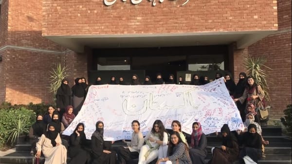 پاکستان کی ٹاپ LUMS  یونیورسٹی کے پروفیسر اور باشعورطلباء نے احمدیوں کیساتھ اظہار ہمدردی کرنے کیلئے ربوہ کا دورہ کیا